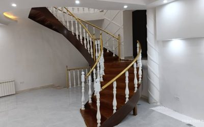نرده استیل و چوب با دست‌انداز مدرن استیل؛ ترکیب شیک، مقاوم و مقرون‌به‌صرفه برای پله‌های لوکس